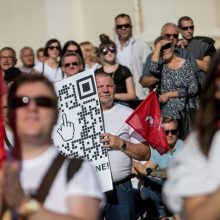 Vilniuje – tūkstantinis protestas: su plakatais „Ne gyvulių pasui“ ir „Dž. Sorošą lauk iš Lietuvos“