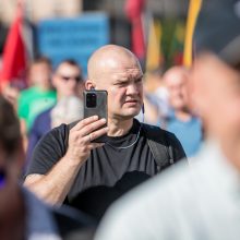 Vilniuje – tūkstantinis protestas: su plakatais „Ne gyvulių pasui“ ir „Dž. Sorošą lauk iš Lietuvos“