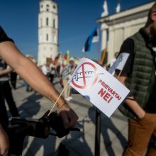 Vilniuje – tūkstantinis protestas: su plakatais „Ne gyvulių pasui“ ir „Dž. Sorošą lauk iš Lietuvos“