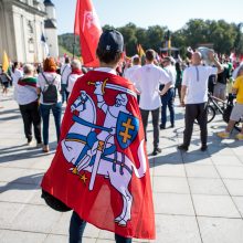 Vilniuje – tūkstantinis protestas: su plakatais „Ne gyvulių pasui“ ir „Dž. Sorošą lauk iš Lietuvos“