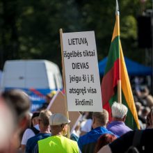 Vilniuje – tūkstantinis protestas: su plakatais „Ne gyvulių pasui“ ir „Dž. Sorošą lauk iš Lietuvos“