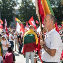 Vilniuje – tūkstantinis protestas: su plakatais „Ne gyvulių pasui“ ir „Dž. Sorošą lauk iš Lietuvos“