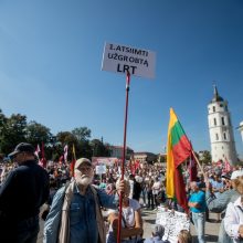 Vilniuje – tūkstantinis protestas: su plakatais „Ne gyvulių pasui“ ir „Dž. Sorošą lauk iš Lietuvos“