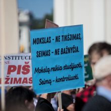 Vilniuje – tūkstantinis protestas: su plakatais „Ne gyvulių pasui“ ir „Dž. Sorošą lauk iš Lietuvos“