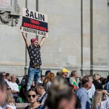 Vilniuje – tūkstantinis protestas: su plakatais „Ne gyvulių pasui“ ir „Dž. Sorošą lauk iš Lietuvos“