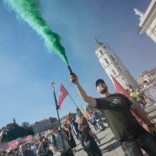 Vilniuje – tūkstantinis protestas: su plakatais „Ne gyvulių pasui“ ir „Dž. Sorošą lauk iš Lietuvos“