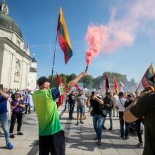 Vilniuje – tūkstantinis protestas: su plakatais „Ne gyvulių pasui“ ir „Dž. Sorošą lauk iš Lietuvos“