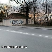 Sostinėje 61 pastatą apgadinęs devyniolikmetis grafitininkas stos prieš teismą