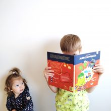 Įtraukė: Lina žino, kaip svarbu sudominti knygų pasauliu vaikus, todėl Pranas ir Ona nuo mažens draugauja su knygomis.