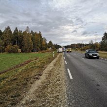 Sutrikus vairuotojo sveikatai, nuo kelio nuvažiavo mokyklinis autobusas su 16 vaikų