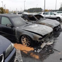 Utenoje supleškėjo trys BMW automobiliai: prašo pagalbos ieškant padegėjų