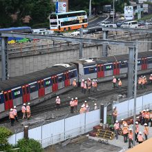 Nelaimė Honkonge: rytinio piko metu nuo bėgių nulėkė traukinys 