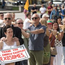 Protestas Vilniuje: susirinkusieji priešinosi privalomam testavimui ir skiepams