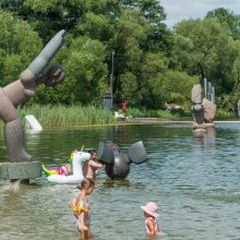 Akmens skulptūrų parke Lietuvos rieduliai tapo meno kūriniais