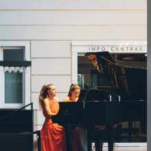 Vienoje scenoje – dvi pianistės: spalvingi muzikiniai paveikslėliai keturioms rankoms