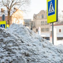 Vairuotojai įspėja neprarasti budrumo: Kauno gatvėse sniego kalnai užstoja pėsčiųjų perėjas