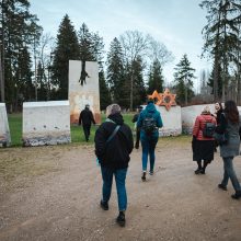 Atmintis: ekskursijos dalyviai aplankė Boreko pušyne esantį memorialą holokausto aukoms atminti.