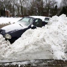 Staigmena – sniego barikados: kas ir nuo ko saugo automobilį?