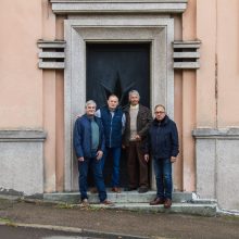 2019 m.: R.Martinėnas, V.Mizaras, A.Šešelgis, A.Stancevičius susitiko prie namo, kur prieš pusę amžiaus gimė idėja įkurti popklubą 