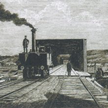 Naujovė: pastatytu tiltu traukinys atrieda į Geležinkelio stotį.