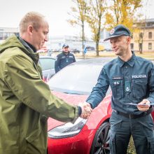 Lietuvos kelių policijos tarnybai perduotas „Tesla“ automobilis