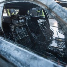 Incidentas Klaipėdoje: daugiabučio kieme degė nenaudojamas automobilis