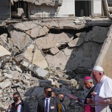 Irake popiežius Pranciškus meldėsi už karo aukas