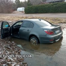 Kretingos rajone girtas BMW vairuotojas bėgo nuo policijos: nulaužė kelio ženklą ir įlėkė į griovį