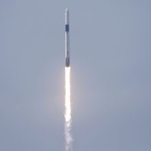 „SpaceX“ raketa su dviejų JAV astronautų įgula pradėjo istorinį skrydį