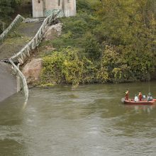 Prancūzų prokuroras atskleidė priežastį, kodėl sugriuvo kabamasis tiltas