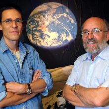 Nobelio fizikos premija atiteko trims Visatos evoliuciją tyrinėjusiems mokslininkams