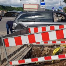 Karaliaus Mindaugo prospekte taranuotas automobilis įlėkė į duobę