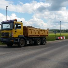 Kontrabandininkų sumanumui nėra ribų: rūkalus slėpė po žvyru