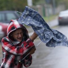 Eismo sąlygas sunkina stiprus vėjas