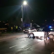 Netoli „Megos“ – skaudi dviejų „Volkswagen“ avarija: yra sužalotų