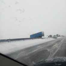 Kelyje „Via Baltica“ į griovį nuvažiavo vilkikas: įspėja apie sudėtingas eismo sąlygas
