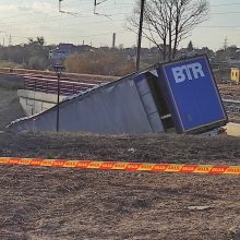 Kaune vilkikas nulėkė nuo skardžio: vairuotojas mirė, sumaitotas ir kliudytas BMW 