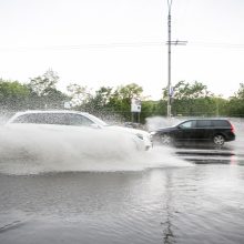 Dėl liūties ir audros elektros neturi apie 5 tūkst. vartotojų 