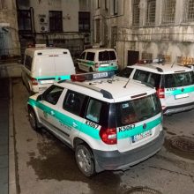 Mirtis Kauno policijos areštinėje: atsakymo ieškos ir puslitrio, rasto šalia velionio, turinyje
