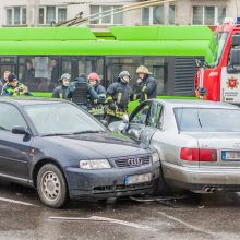 „Aklųjų“ sankryžoje – ir vėl avarija: nukentėjo žmogus 