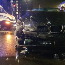 Naktį Savanorių prospekte neišsiteko BMW ir „Škoda“, nukentėjo trys žmonės