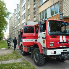 Į Partizanų gatvę lėkė ugniagesiai gelbėtojai: evakuoti daugiabučio gyventojai
