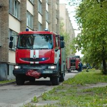 Į Partizanų gatvę lėkė ugniagesiai: kažkas sukėlė gaisrą daugiabučio laiptinėje