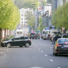 Maironio gatvė – nepravažiuojama: taisomas po žiemos išlindęs grindinio brokas