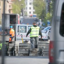 Maironio gatvė – nepravažiuojama: taisomas po žiemos išlindęs grindinio brokas