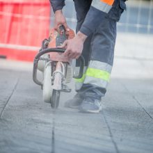 Maironio gatvė – nepravažiuojama: taisomas po žiemos išlindęs grindinio brokas