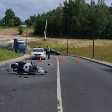 Ties Amalių tuneliu – stiprus BMW ir motociklo susidūrimas: yra sužalotų