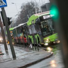 Nelaimė Kauno troleibuse: vos pajudėjus iš stotelės pargriuvo ir susižalojo senolė