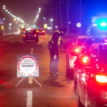 Policija stabdo įvažiuojančius į Kauną: tenka laukti eilėse, o kai kam – ir apsisukti