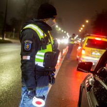 Policija stabdo įvažiuojančius į Kauną: tenka laukti eilėse, o kai kam – ir apsisukti